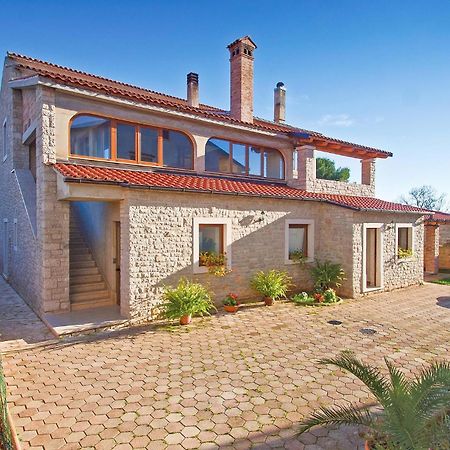 Lovely Home In Sisan With Outdoor Swimming Pool Exterior foto